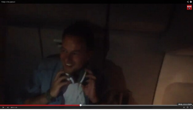 DJ Yves V in het verduisterde vliegtuig.