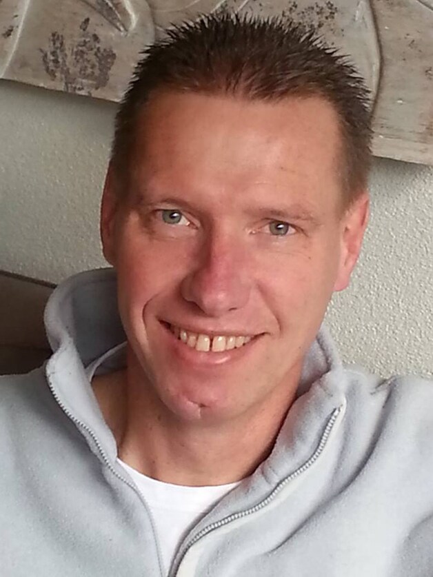 Kinderboekenschrijver Gerard van Gemert werd stiller dan stil na het zien van zijn boekjes tussen het puin.
