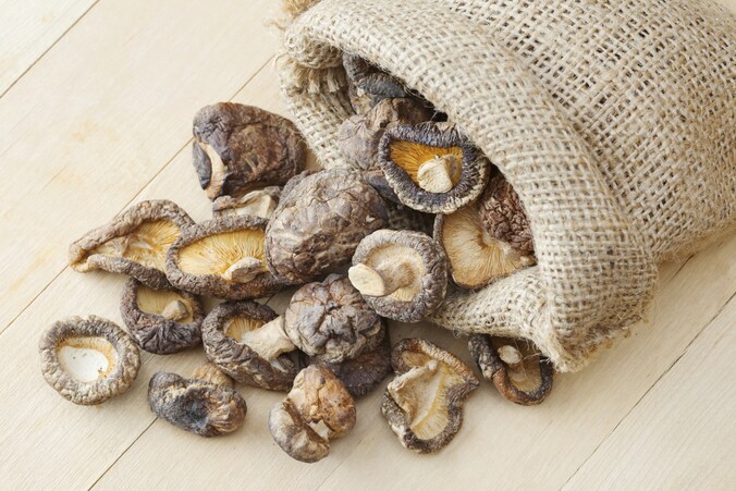 Onder meer gedroogde shiitake paddenstoelen smaken erg umami.