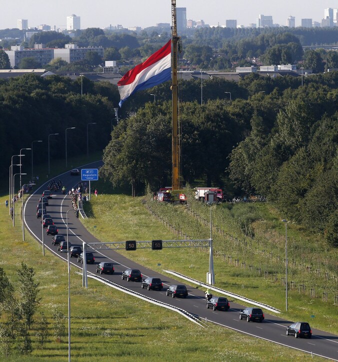 De colonne lijkwagens rijdt richting Hilversum.