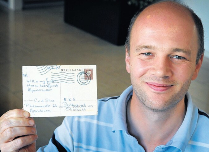 Arnold van Beest met de briefkaart uit 1973, die nu pas werd bezorgd.