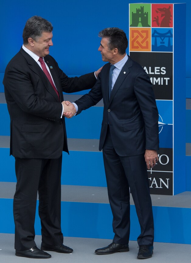 De Oekraïense president Petro Porosjenko en secretaris-generaal van de NATO Anders Fogh Rasmussen.