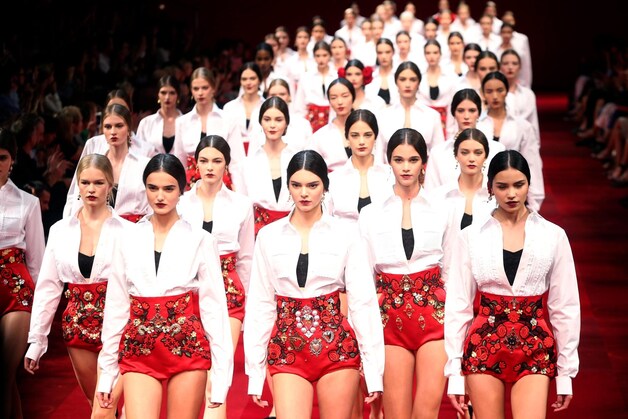 Kendall Jenner straalt op de eerste rij bij Dolce & Gabbana