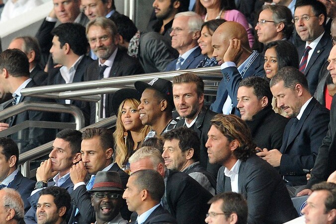 Beyoncé, Jay Z en David Beckham in de tribunes van PSG in Parijs.