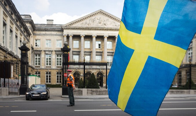 Een Zweedse vlag voor het federale parlement tijdens een vergadering van MR, CD&V, N-VA en Open Vld donderdag.