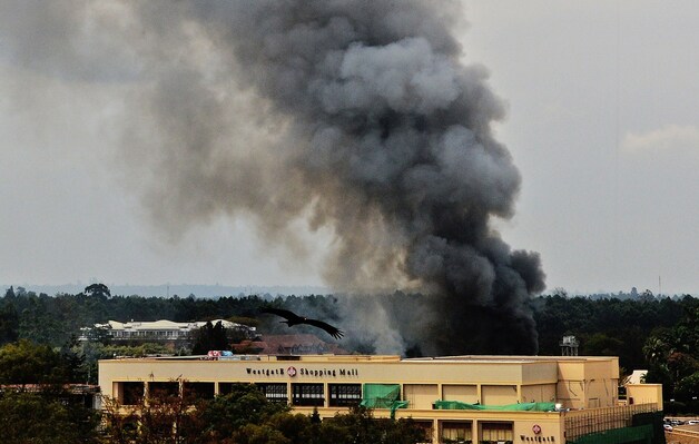 Winkelcentrum Westgate in Nairobi tijdens de aanslag vorig jaar.