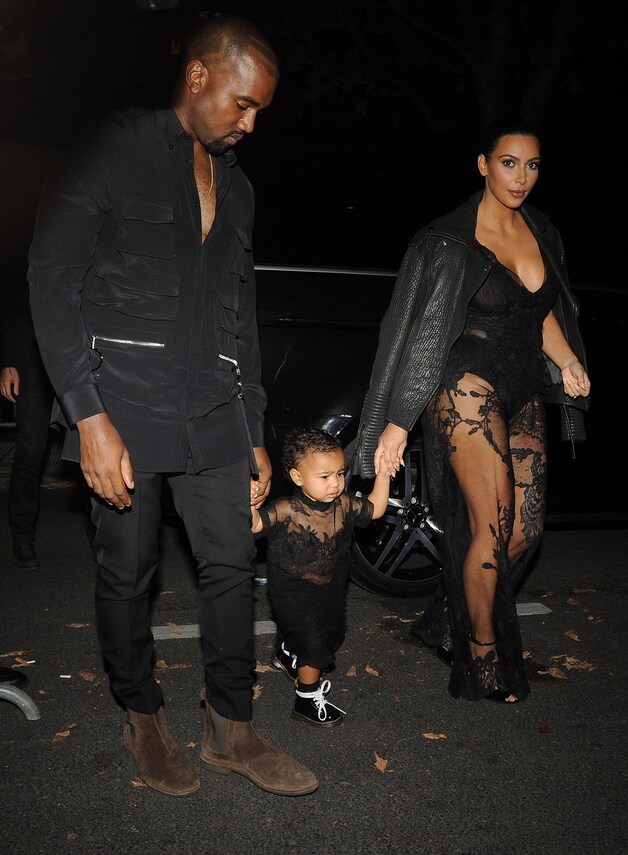 Perfect op elkaar afgestemd: de kledij van Kanye, Kim en North.