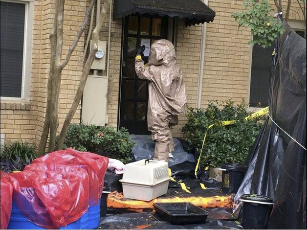 Mannen in beschermkleding haalden Bentley uit de woning.