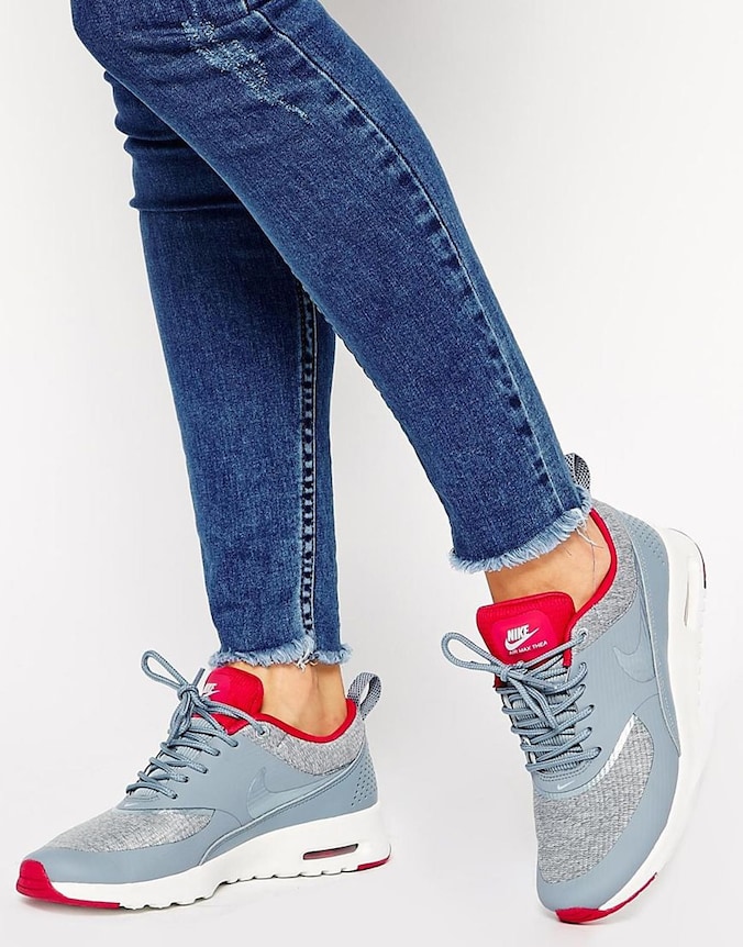 Hippe sneakers kunnen volgens fashionista's tegenwoordig onder elke outfit gedragen worden, maar helaas niet overal.