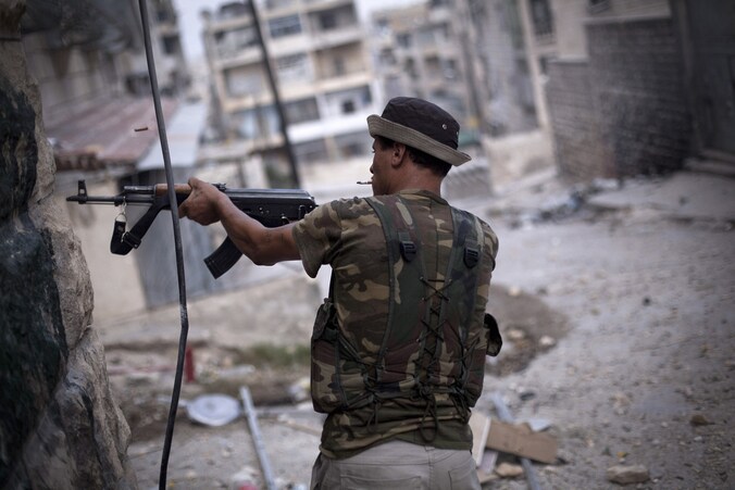 Een strijder van het Vrije Syrische Leger vuurt zijn wapen af in Aleppo, Noord-Syrië.