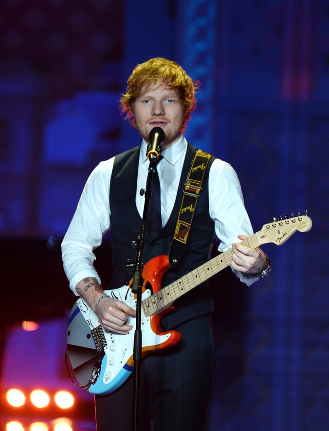 Ed Sheeran op het podium.