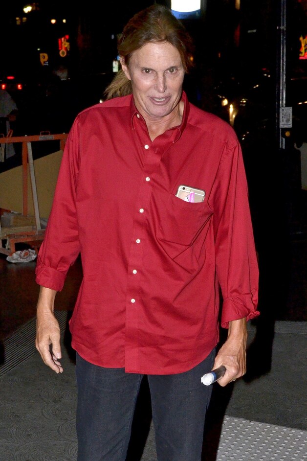 Bruce Jenner begint er steeds vrouwelijker uit te zien.