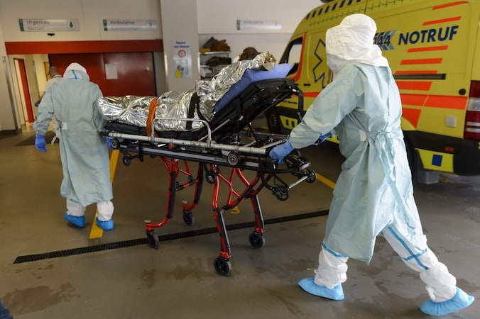 Een ebolapatiënt wordt een ziekenhuis in Sion, Zwitserland, binnengereden.