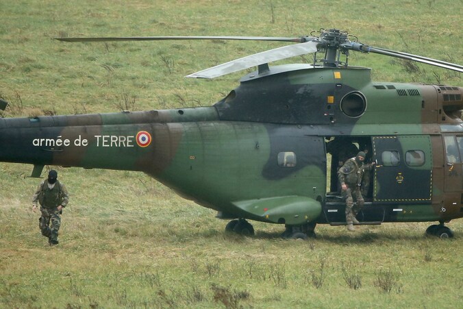 Het politievertoon in Dammartin is indrukwekkend. Bij de operatie zijn ook legerhelikopters ingezet.