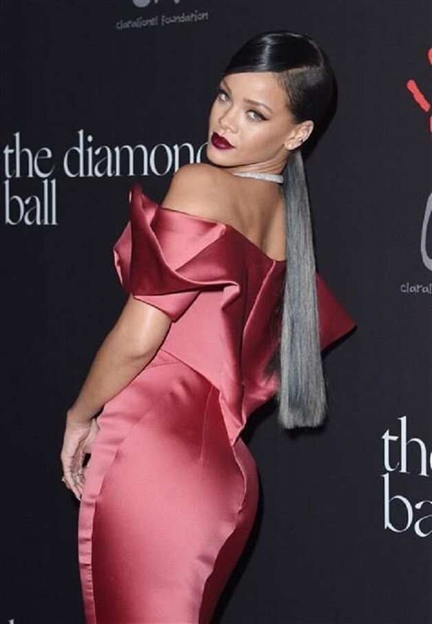 Rihanna met een grijze - bijna zilveren - paardenstaart.