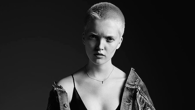 Ruth Bell in een campagne voor Saint Laurent Paris.