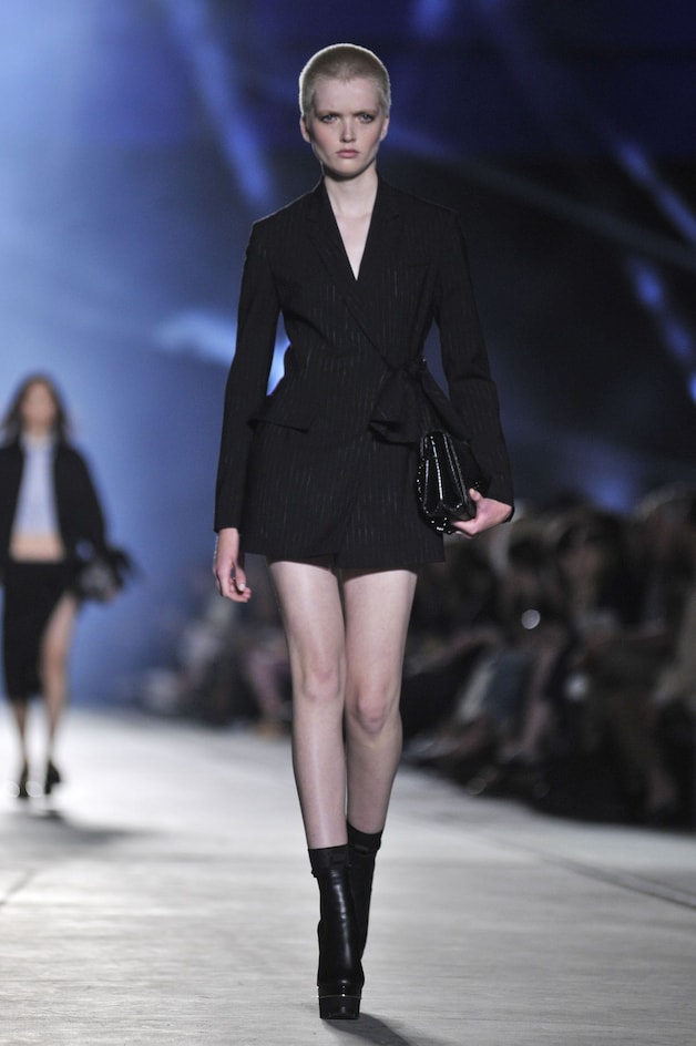 Kris Gottschalk in de Versace ss16 show.