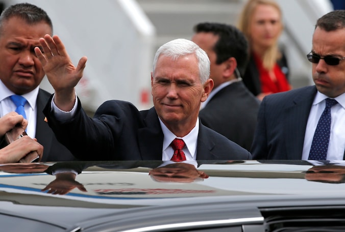 Vicepresident Mike Pence bij zijn aankomst vandaag op een Amerikaanse militaire basis in Japan.