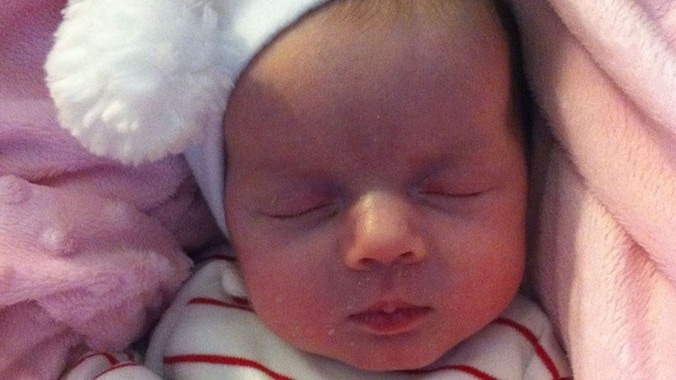 Darcie-Rose Souster overleed eerder dit jaar. Het meisje lag te slapen op de arm van haar vader. "Positionele verstikking door het samen slapen", zo oordeelt de lijkschouwer.