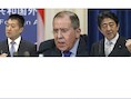 V.l.n.r: Woordvoerder van het Chinese ministerie van Buitenlandse Zaken Lu Kang, Russisch minister van Buitenlandse Zaken Sergej Lavrov en de Japanse premier Shinzo Abe