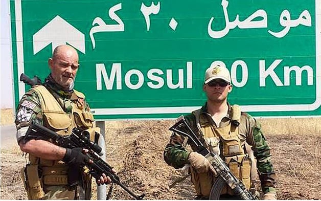 Atherton (links) verkocht zijn wagen, moto's en boot om zijn toch naar Irak te financieren.