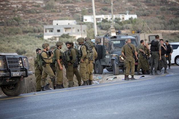 Israëlische soldaten komen samen na de fatale schietpartij.