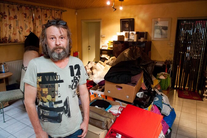 Philip Hardeman bij de ingezamelde hulpgoederen.