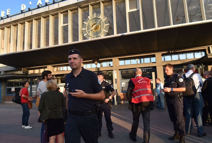 Treinpersoneel op het station na de aanslag.
