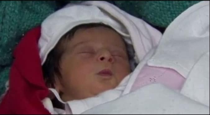 Een vrouw op de vlucht beviel in een tunnel van het station van dit meisje. De baby kreeg de naam Sadan, wat 'schuilplaats' betekent.