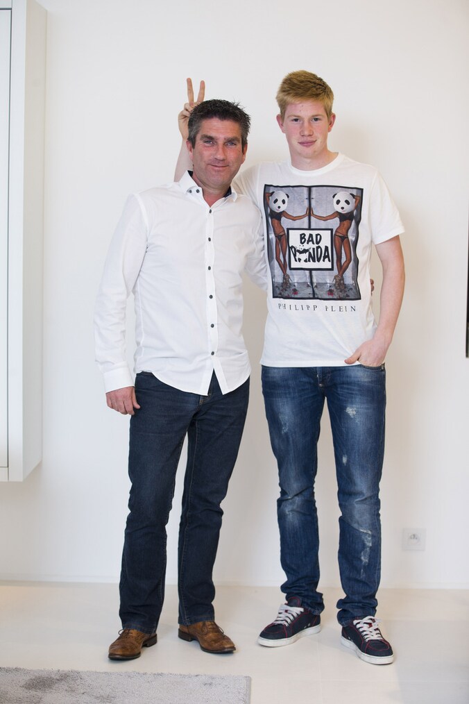 Kevin De Bruyne dolt met zijn manager Patrick De Koster, die de transfer van Chelsea naar Wolfsburg regelde.