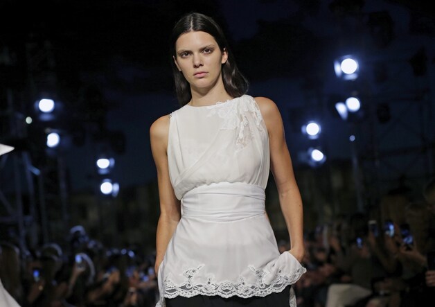 Kendall Jenner op de catwalk voor Givenchy.