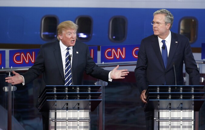 De Republikeinse kandidaten Jeb Bush (rechts) en Donald Trump in het televisiedebat.