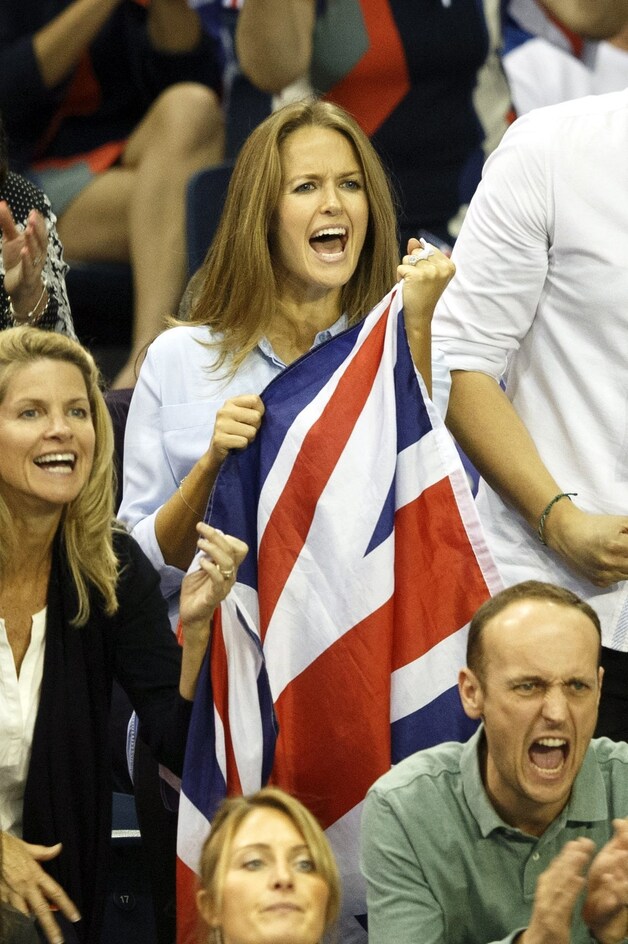Kim Sears, de echtgenote van Andy Murray, balt de vuist na de zege van manlief.