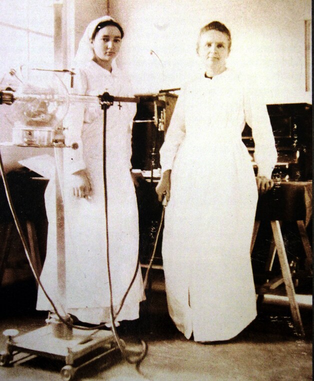 Irène Joliot-Curie (links) met moeder Marie Curie