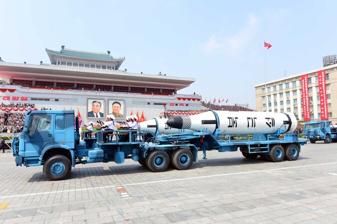 Pronken met raketten, dat hebben de Noord-Koreanen afgelopen zondag nog maar eens gedaan tijdens 'Dag van de Zon'. Indien een Amerikaanse aanval Noord-Korea zou treffen, zou radioactieve bestraling ook snel Rusland kunnen bereiken.