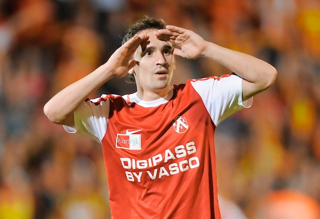 Kums lag tussen 2008 en 2011 onder contract bij KV Kortrijk.