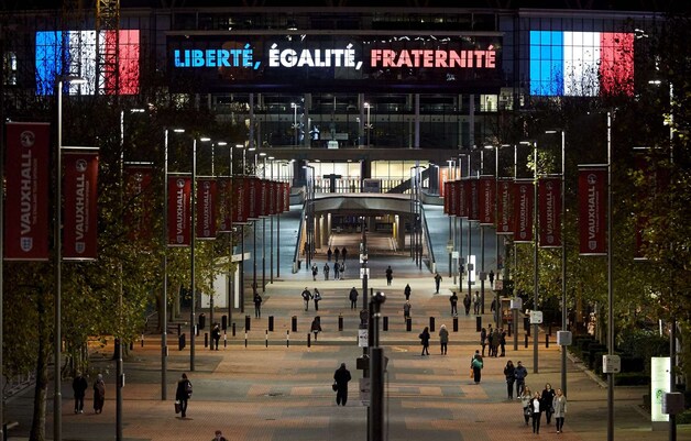 Sinds de aanslagen kleurt het Wembley-stadion blauw-wit-rood, naar de kleuren van de Franse vlag. Ook is het opschrift "Liberté, égalité, fraternité" te lezen