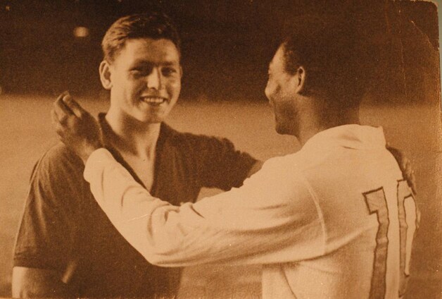 Fernand Goyvaerts hier aan de zijde van de legendarische Pelé.
