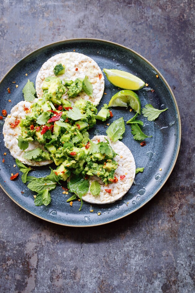 Avocadosalade met tuinbonen uit De Detox Kitchen Bible