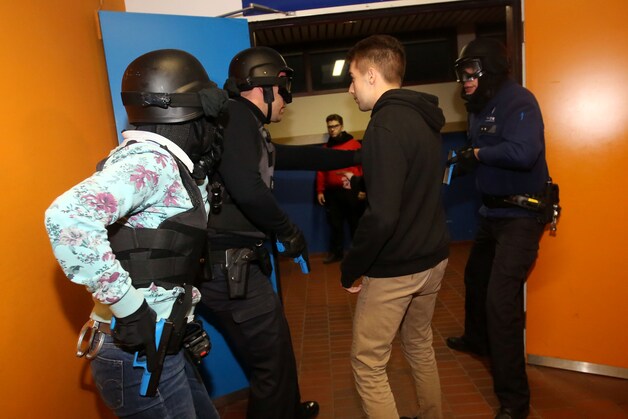 De politie vraagt een leerling om meer info over de situatie.