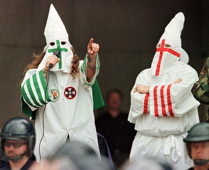 Leden van de Klu Klux Klan tijdens een bijeenkomst in Cleveland, Ohio.