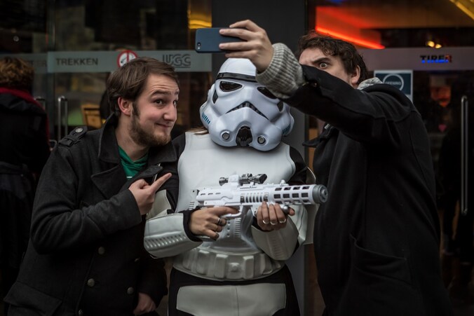 Fans nemen een selfie met een Stormtrooper.