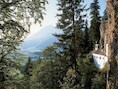 Het huisje in de Oostenrijkse Alpen is 350 jaar oud en uit de rotsen gehouwen. Het leven is er allerminst luxueus.