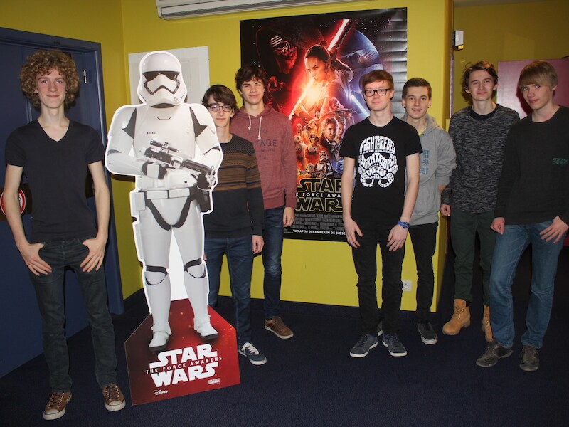 Jongeren net voor de Aalsterse première van Star Wars.