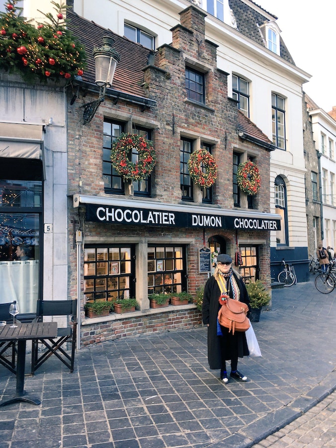 Fisher die poseert voor chocolatier Dumon op de Eiermarkt.