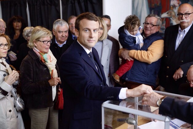 Emmanuel Macron bracht zijn stem uit in het stadhuis van Le Touquet.