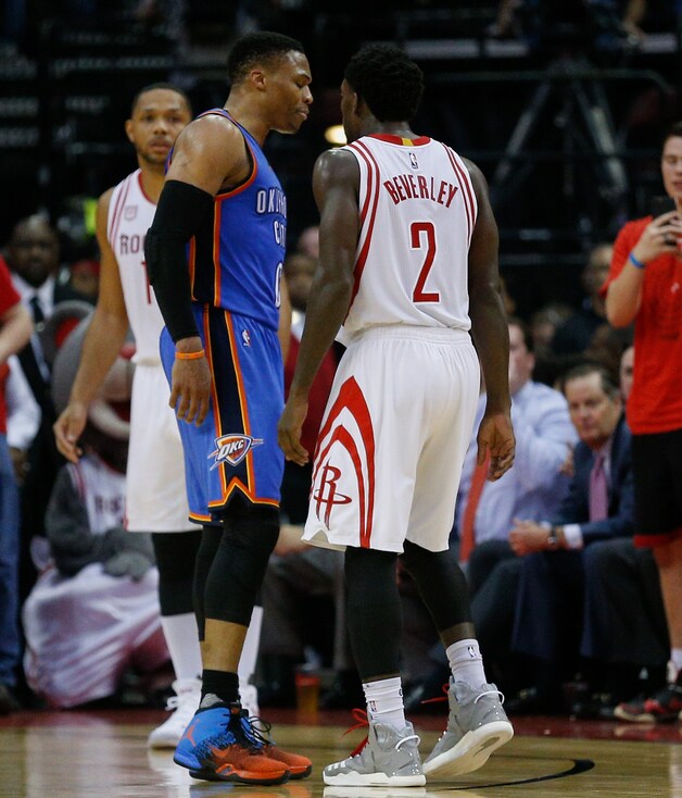 Westbrook (zie ook op de persconferentie na de match hierboven) gaat de confrontatie aan met Patrick Beverley.