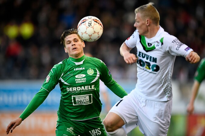 Nikola Storm (rechts) in duel met Bart Goossens.