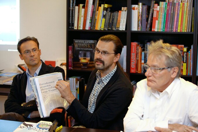 Peter Verhaeghe en Manu Claeys van stRaten-generaal met Wim Van Hees van Ademloos tijdens een persconferentie over de Oosterweelverbinding.
