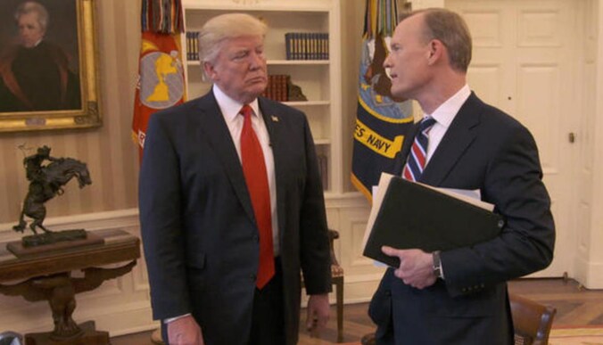 CBS-journalist John Dickerson interviewt president Donald Trump die de bui al ziet hangen.